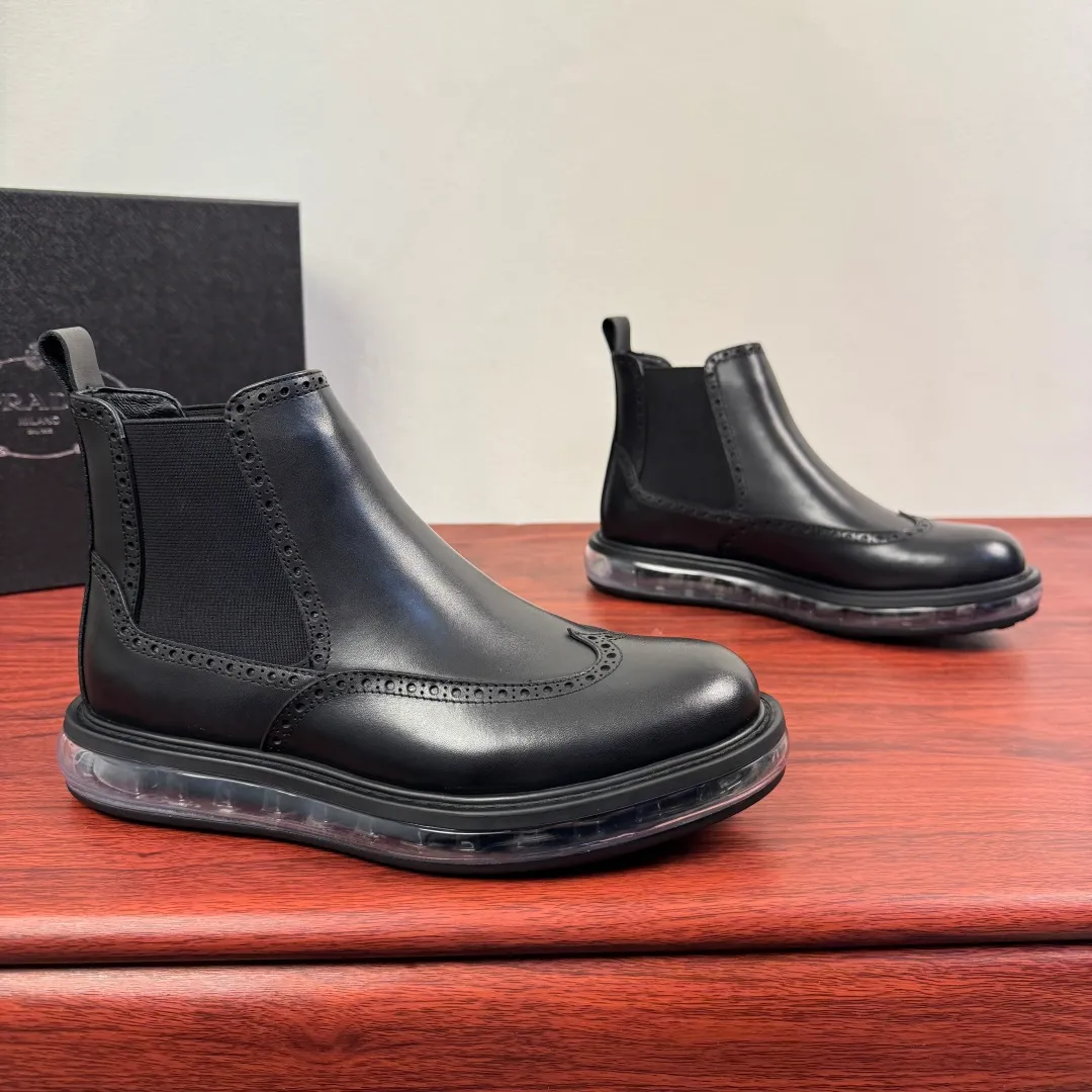 Batch 1020 Prada/Prada classic men's high-top air-cushion casual leather shoes, business formal leather shoes! Exclusive new air-cushion short boots for autumn and winter. Made in Guangdong, please pay attention to the details and pursue high quality. Italian original open-edge bead/matte calfskin styles are available. Low-key luxury, geometric tailoring, motorcycle imported from Germany, precision stitching, simple glossy classic European and American style, clear water chestnuts, brogue carving process, elastic band at the shoe opening, easy to put on and take off, standard formal wear, full calfskin lining, unique gold label foot pad from P family, heel webbing lift, stable and comfortable upper foot, original ultra-soft air cushion outsole, silver label PRADA letter logo decoration on the heel, rubber bottom wrapping, high comfort, excellent anti-slip performance, stitching technology Does not take off the sole, more durable, 3.5CM thick sole, more adaptable, can enter and exit various occasions, fine workmanship, clear edges and corners of the shoe shape, perfect as a work of art, quality assurance, complete package! Size: 38-39-40-41-42-43-44 Leather shoe size Item number: 2TG245 cowhide